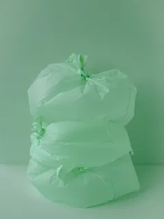 Bílé kompostovatelné sáčky z přírodních materiálů na stůl ke dni Země