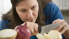Krájení cibule bez slz je snazší, než si myslíte – vyzkoušejte nový trik
