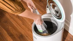 Nalévání mikrobiálního balíčku do elektrického kompostéru