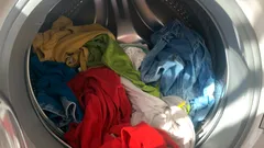 Oblečení pouští barvu a ztrácí barvu po praní? Tyto nové jednoduché způsoby vás toho zbaví