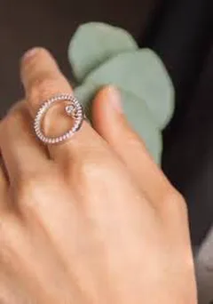 Elegantní zlatý prsten s diamanty na ženské ruce, moderní šperky design