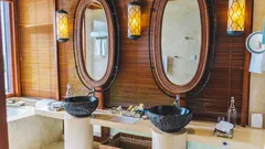 Koupelna ve vile Shangri-La Boracay se dvěma umyvadly a zrcadly