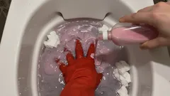 Čištění toalety rukavicí, použití růžového čisticího prostředku a pěny na WC.