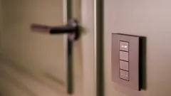 Chytrý světelný spínač na stěně pro moderní domácí kancelář