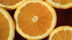 Plátky oranžové uspořádané do atraktivního obrazce