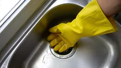Zasekl se odtok v kuchyni nebo v koupelně? Jednoduchý způsob čištění za 2 minuty