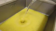 Odtok v dřezu se čistí sám: stačí do něj přes noc nasypat dvě kuchyňské ingredience
