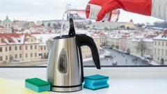 Jak snadno se zbavit vodního kamene v konvici: stačí dvě ingredience a výsledek vás překvapí