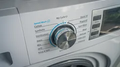 Detail tlačítek na pračce ve svízelné blízkosti